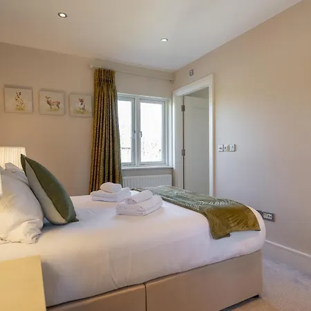 Large To Sleep 8 In Kenmare. Free Use Of Pool Onsite