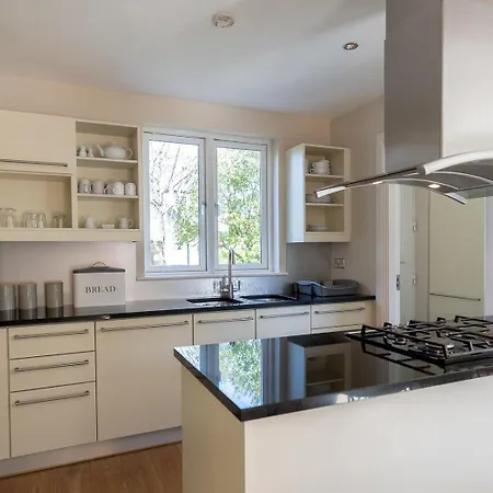 Large To Sleep 8 In Kenmare. Free Use Of Pool Onsite