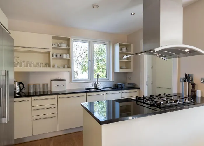 Large To Sleep 8 In Kenmare. Free Use Of Pool Onsite